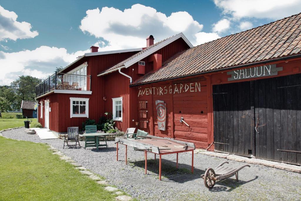 Aeventyrsgardens Vandrarhem, Kinnekulle Källby Exterior foto